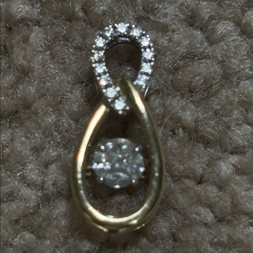 Kay Jewelers Gold pendent. It’s 14 kt.